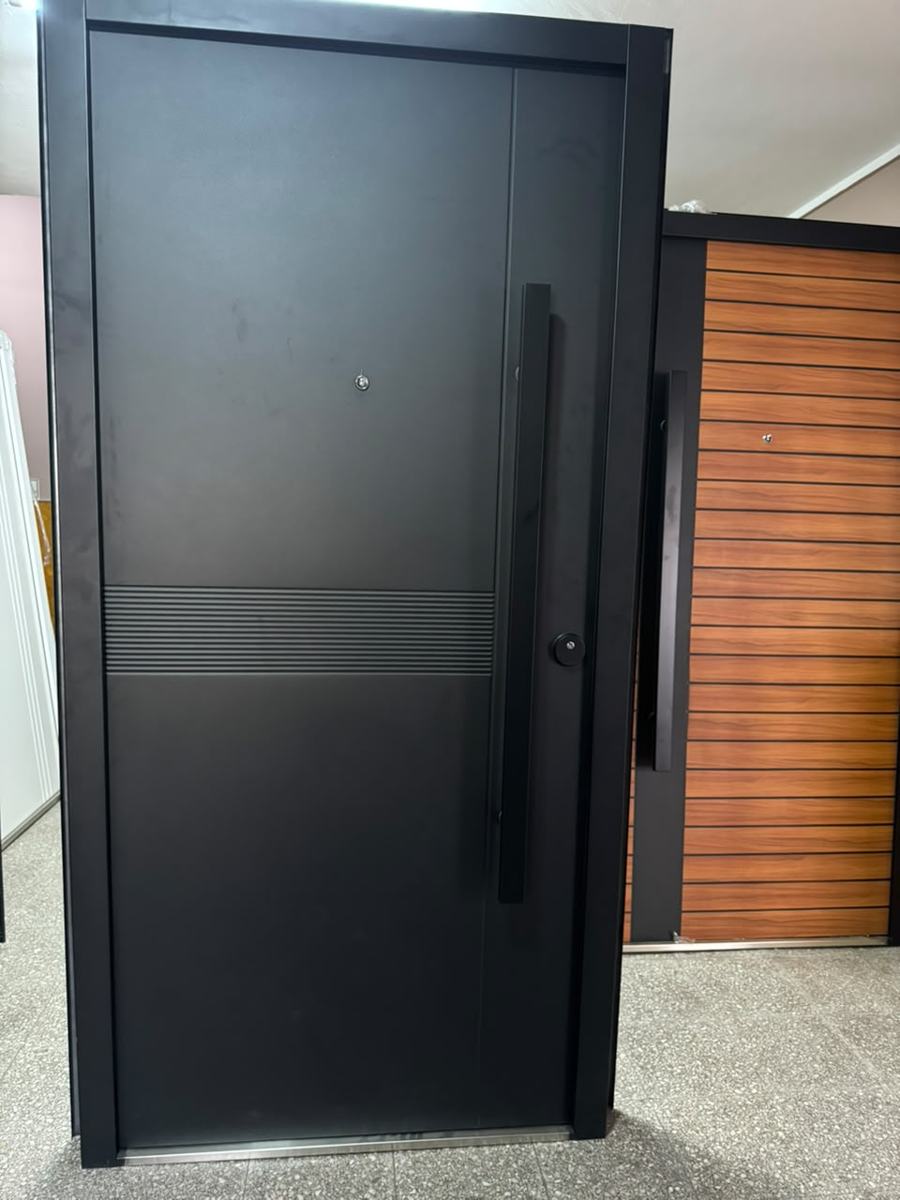 Puerta de seguridad negra con banda ranurada