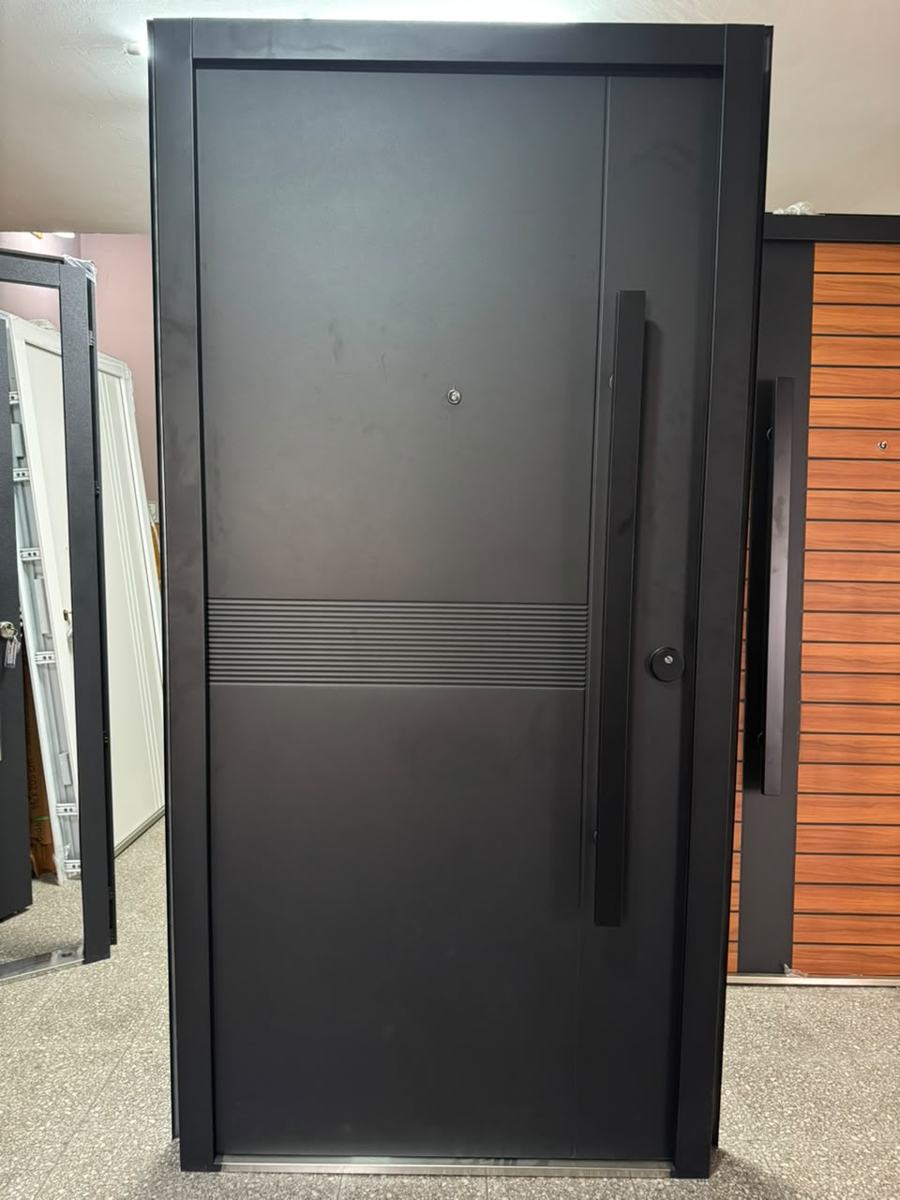 Detalle de una puerta de seguridad negra en el depósito