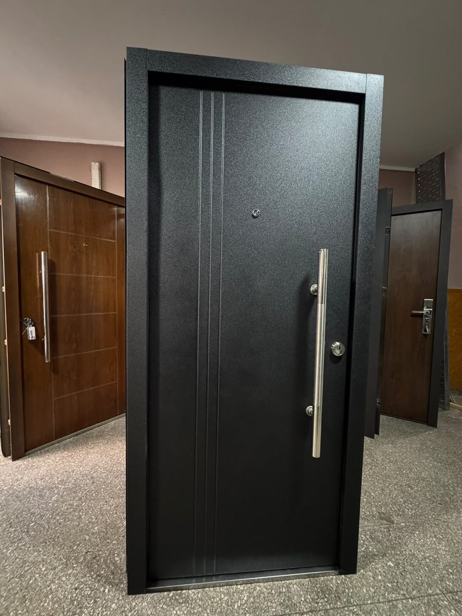 Puerta Guardián 7410 negra texturada con barral de acero