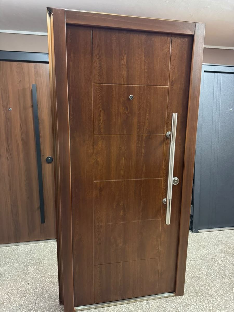 Puerta símil nogal con barral de acero
